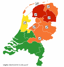 Het weer is of wordt gevaarlijk en er zijn grote veiligheidsrisico's. Weer Code Rood Afgegeven Voor Friesland