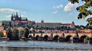 Es una ciudad en la que se puede ver tesoros y escondites únicos que lamentablemente en muchas oportunidades. Guia 30 Sitios Imprescindibles Que Ver Y Visitar En Praga Viajar A Praga