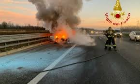 Milano, incendio in un grattacielo di 15 piani: Incendio Auto Lungo L Autostrada A4 Torino Milano Prima Chivasso