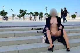 Sotto il vestito niente (da instagram). Exhib Nuda Sotto Un Cappotto A Marsiglia Amantelilli