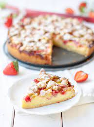 Zudem hat auch rhabarber grade saison. Pudding Streusel Kuchen Mit Rhabarber Und Erdbeeren Trytrytry