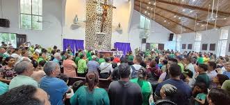 📌 Poblacion de Tocoa, Colón, abarrota las instalaciones de la Parroquia  San Isidro Labrador Tocoa, para presenciar la misa de cuerpo presente del  ambientalista Juan López.