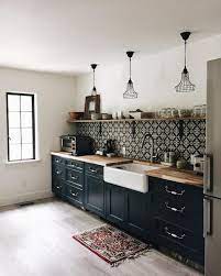 Pratique et fonctionnel, l'ilot de cuisine fait sa star ! 16 Idees Deco Pour Mixer Le Noir Le Bois Dans La Cuisine Home Decor Kitchen Kitchen Renovation Modern Kitchen Design