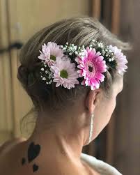 It would be wrong to think that only brides look good with flowers in their. Dirndl Hairstyles For Short Hair The Most Beautiful And Easiest Ideas At A Glance Decor Object Your Daily Dose Of Best Home Decorating Ideas Interior Design Inspiration