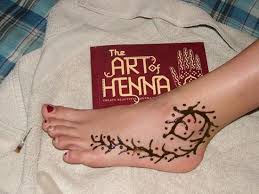 Pada artikel ini penulis hendak membagikan tentang gambar keren inai kaki tahun ini sep. 150 Incredible Henna Tattoo Designs Ultimate Guide June 2021