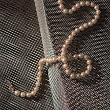 Hommes portant un collier de perles