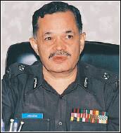 KARACHI: Ex-IG blames politicians