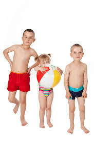 Che tu stia per partire per il mare, iniziare un corso di nuoto, o semplicemente abbia in programma un weekend al lago, valorizza la tua mise con un costume da bagno funzionale e dal design in linea con il tuo stile impareggiabile! Bambini In Costumi Da Bagno Fotografia Stock Immagine Di Prole Salto 14380070