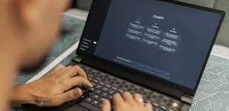 Homem em frente a um computador com o ChatGPT na tela, simbolizando a interação humana com a inteligência artificial e a busca por autenticidade.