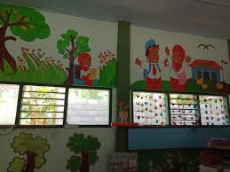 Untuk melengkapi dekorasi kelas dengan tema hutan, kamu bisa membeli daun rambat bunga plastik palsu hias artifisial dekorasi dinding. Musera Tumbuhkan Semangat Belajar Lewat Dekorasi Kelas Kementerian Agama Kulon Progo
