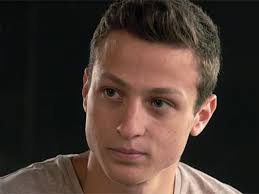 They share their thoughts and struggles, looking into enduring issues about family, depression and fulfillment. Demain Nous Appartient Theo Cosset Arthur Reagit Aux Tele Star