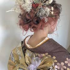 成人式】ドライフラワーヘア】かすみ草をふんだんに💭成人式ヘアはこれに決まりっ💐 ｜ RiLi［リリ］