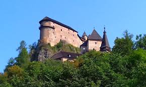 Σπουδές στη βουλγαρία, ρουμανία, τσεχία, σλοβακία, ουγγαρία, αγγλία. 4 Kastra Sth Slobakia Poy A3izei Na Episkef8eite