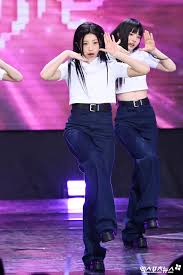 아일릿 원희 작은 얼굴에 꽉 찬 예쁨[엑s HD포토] : 네이트 연예