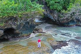Lubang raksasa di tebing karang ini. Pesona Mistis Karang Bolong Anyer Kompasiana Com