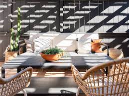 When it comes to patio layout, you have two choices: 14 Outdoor Decorating Ideas For Small Spaces