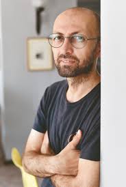 Hasan Aycın'ın çizgilerinde ilkeli bir adamın duruşu vardır