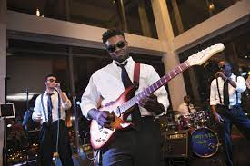 The average cost of booking an acoustic band is £700. Live Wedding Band How Much Does It Cost Chicago Style Weddings