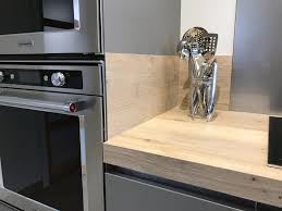 Un plan de travail de 180 cm au détail de couleur gris foncé marbré. Cuisine Grise Avec Verriere Et Plan Chene Clair