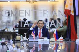 Beliau pernah berkhidmat di kementerian kewangan, kementerian pelajaran, kementerian pembangunan luar bandar dan wilayah, kementerian hal ehwal dalam negeri dan kementerian sumber asli dan alam. Ketua Setiausaha Kementerian Pertahanan Malaysia Facebook