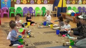 утренник 8 марта в детском саду 2 младшая группа Detskaya Pesenka Inscenirovka Pirozhok Mladshaya Gruppa Vesennij Utrennik Kapitoshka Activities For Kids Activities Preschool