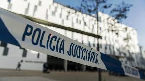 A evacuação da praia das rocas foi necessária para a movimentação de meios para aquele local. Mulher De 55 Anos Assassinada Em Castanheira De Pera Suspeito Em Fuga Regiao De Leiria