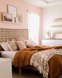 Punya warna tembok kamar tidur yang kuning banget bisa bikin pusing, karena kuning terkesan sangat ngejreng. 12 Ide Kombinasi Dan Desain Cat Kamar Tidur Yang Sempit