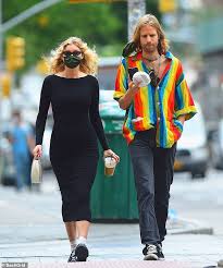 District vision was started in 2016 in new york by tom daly and max vallot. Elsa Hosk Puts Her Baby Bump On Display In Nyc With Beau Tom Daly After Revealing She S Pregnant Australiannewsreview