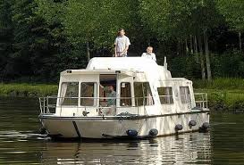 Pilotez sur le lot et découvrez les villes cahors et st cirq lapopie en bateau fluvial sur le lot. Vacances Fluviales Sur Le Lot Sur Le Lot