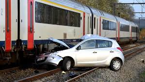 Mettre sa voiture dans le train. Accident A Un Passage A Niveau Entre Un Train Et Une Voiture A Havinnes Une Mere