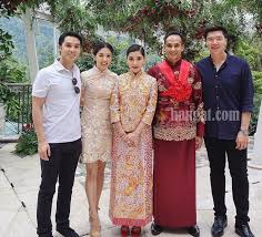 Baju kurung dianggap popular dan dipakai oleh lelaki dan perempuan. Gambar Aksi Cium Mulut Faliq Chryseis Dengan Pakaian Tradisi Cina Infoje Org