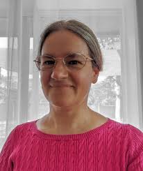 Let's talk about the controversial spring flower the Grape Hyacinth 🍇  Which isn't actually a Hyacinth at all. In fact it's in the genus of  Muscari. It's scientific name is Muscari armeniacum.