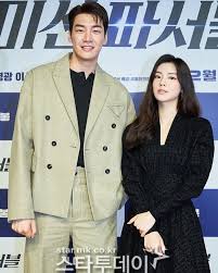 The couple has appeared together at several events and functions. Lee Kwang Soo Lee Sun Bin Suddenly Climbed To The Top Of The Search Everything From The Actress Attention Grabbing Move