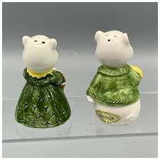 Josef Originals Patrick and Patricia Pig Couple Salt Pepper Shakers
