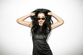 Άντζελα και στρατής επιθυμούν να κρατήσουν προσιτές τιμές στη συλλογή των κοσμημάτων τους. H Antzela Eyripidh Enhmerwnetai Gia Ta Ths Ka8hmerinothtas Apo Ton Mpampa Ths