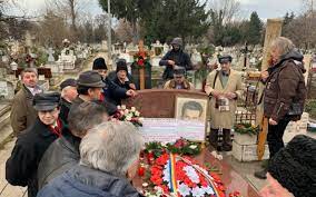 În acești ani, el e singurul conducător care a reușit să atragă adulație și ură, oarbe amândouă. Foto Video CaÈiva Nostalgici Ai Regimului Comunist S Au Adunat De CrÄciun La Mormantul Lui Nicolae Èi Al Elenei CeauÈescu Critici Dure La Actuala ClasÄ PoliticÄ ÄÈtia Care VorbeÈte In Dezacorduri