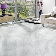 Flot mosaikflise med små, rektangulære, grå mosaikker af marmor lagt i et sildebensmønster. Feinsteinzeugfliese Carrara 30 X 60 Cm Weiss Poliert Bauhaus