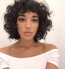 Der Mini Knallt Ein Lockiges Quadrat Pinterest Grey Ombre Hair In 2021 Short Curly Haircuts Curly Hair Styles Short Curls
