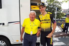 En los tiempos de raymond poulidor sólo iban en bicicleta las personas mayores. Wielerlegende En Opa Van Van Der Poel Poulidor Geniet Van Van Aert Wout Is Geweldig Sportnieuws