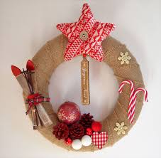 Voici un autre diy facile, avec une couronne de paille pour la base ! 47 Idees De Couronnes De Noel Originales Couronne De Noel Originale Decorations De Noel Originales Noel