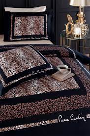 Pierre cardin çift kişilik nevresim, iki kişilik yatak ölçülerine uygun olarak üretiliyor. Pierre Cardin Saten Nevresim Takimi Cift Kisilik Leopar Fiyati Yorumlari Trendyol