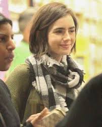 Lily Collins Photos Love Rosie Actress Lily Collins Was Spotted Getting Groceries In W Lily Collins Hair Lily Collins Short Hair Lilly Collins Short Hair