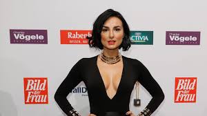 Mimi fiedler is a passionate film and tv actress and besides her acting career she also works as an entertainer, writer, photographer & musician. Ganz Heimlich Tatort Star Mimi Fiedler Hat Geheiratet Promiflash De