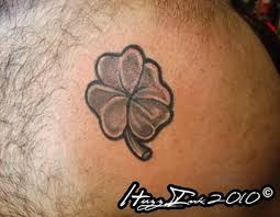 Si vous estimez être très malchanceux ou que vous espérez un petit coup de pouce du destin, vous. 49 Tatouages De Trefles A Quatre Feuilles