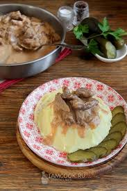 Bøf stroganoff med fløjsblød cremet kartoffelmos. Biff Stroganoff Med Krem Klassisk Oppskrift