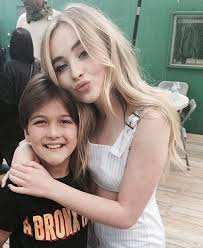 Sabrina Carpenter Meeting Fans 2017 Anjos