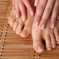 Si te arreglas las uñas en casa, aquí están todos los consejos que posiblemente puedas necesitar para garantizar un manicure con calidad de salón. Unas Pintadas De Los Pies Estilo Frances Decorados De Unas