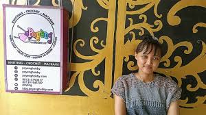 Kamu perlu membeli kain yang kualitas jahitannya rapi agar lebih mudah dibentuk menjadi pakaian. Ajeng Galih Sitoresmi Alumnus Komunikasi Yang Asyik Bergelut Dengan Dunia Benang