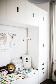 Couch Und Speicherorganisation Im Kinderzimmer Mit Hilfe Von Ikea Stuva Serie Aufbewahrung Aufbewah Aufbewahrung Kinderzimmer Ikea Kids Kinderzimmereinrichtung