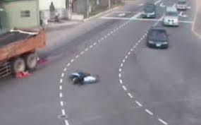 Jun 25, 2021 · 詳細車禍原因警方正進一步調查釐清。 據了解，陳姓司機駕駛化學曳引槽車，今天清晨行經彰化芳苑南下路段188公里處時，不慎追撞停放路肩的貨車，化學槽車因猛力撞擊，瞬間失控打滑旋轉，車頭跟車身當場斷成兩截。 æŸç›£è¦–å™¨è»Šç¦ç•«é¢ æ¤œç´¢ã—ã¦ã¯ã„ã'ãªã„è¨€è'‰